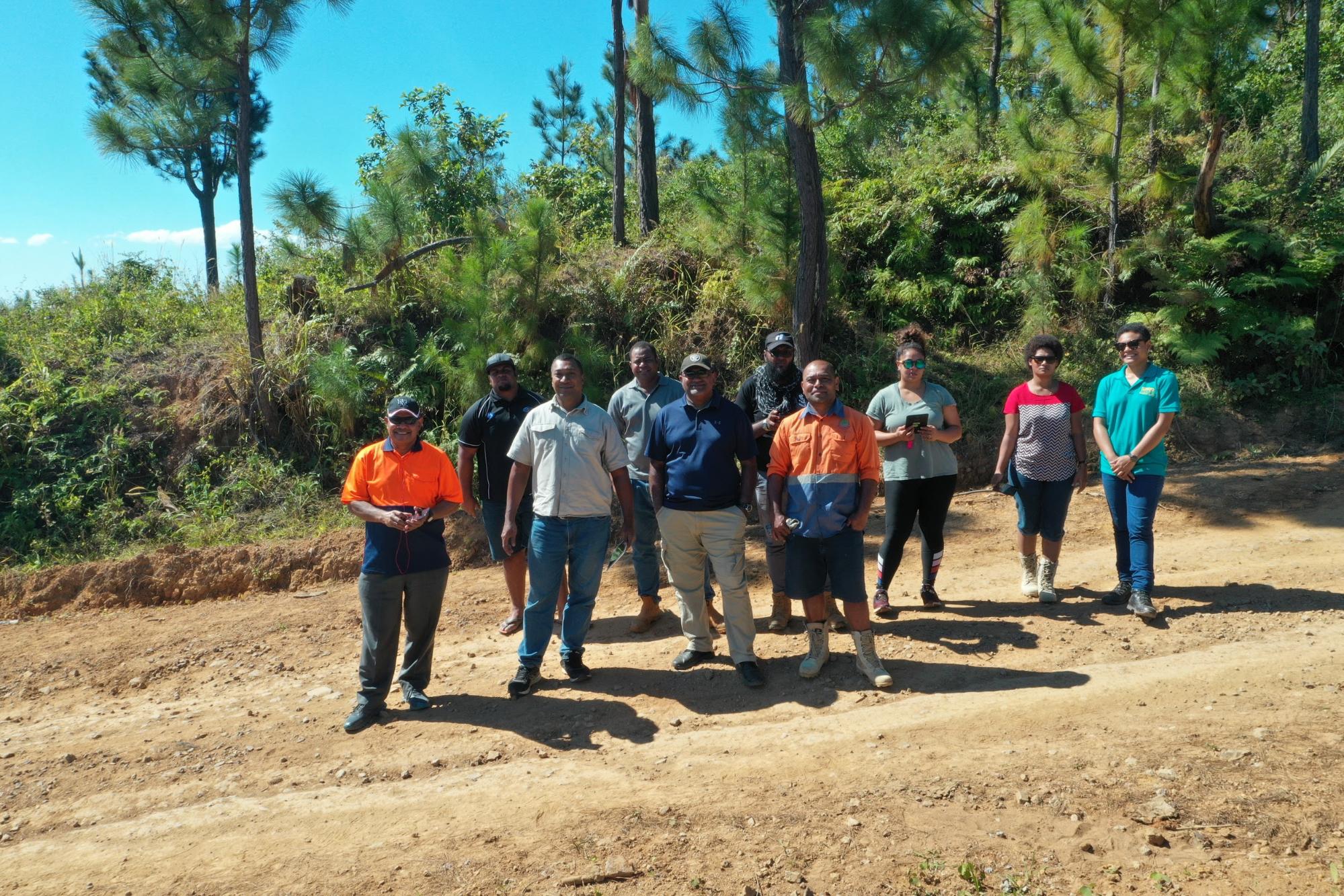 La squadra sul campo di Fiji Forestry/USP sta per raccogliere i dati Ground Truth
con QField.